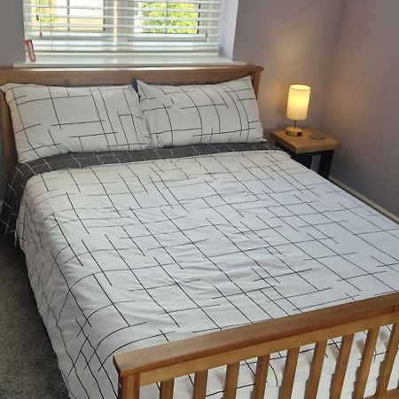 Double B&B Room In Southwater With Private Bathroom And Parking Ngoại thất bức ảnh