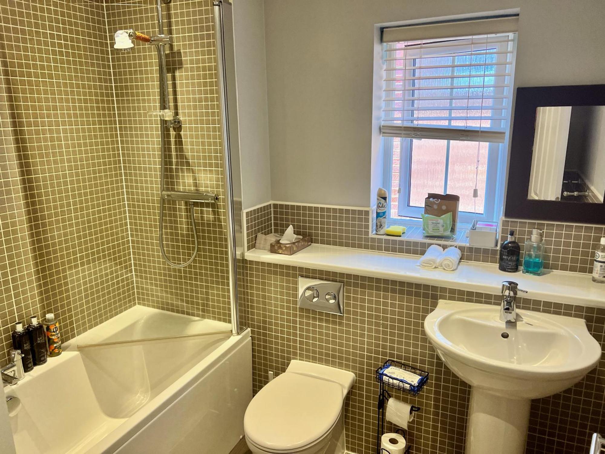 Double B&B Room In Southwater With Private Bathroom And Parking Ngoại thất bức ảnh